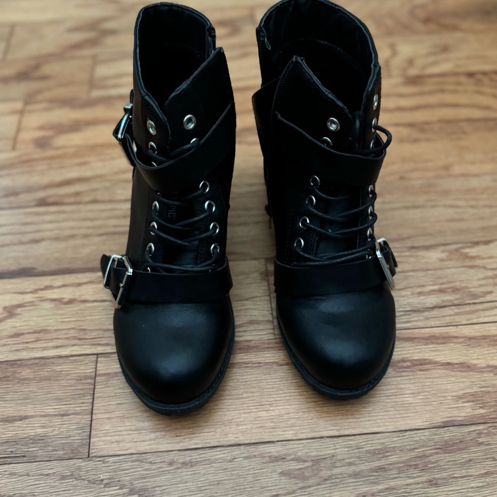 Hot Topic Women Black lace-up boots